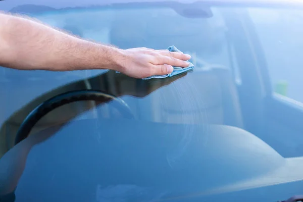 Close Man Washes Glass Car Car Wash — 스톡 사진