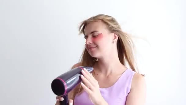 Woman Singing Hair Dryer White Background — Vídeo de Stock