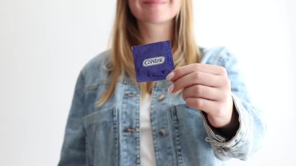 Close Woman Holding Condom Context August 2022 Kremenchug Ukraine — Stock Video