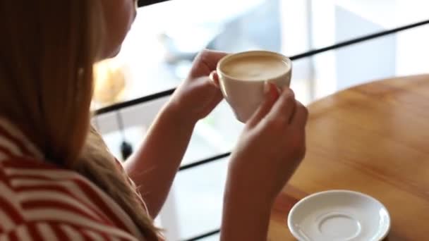 Silhouette Woman Drinking Cappuccino Close — Vídeo de stock