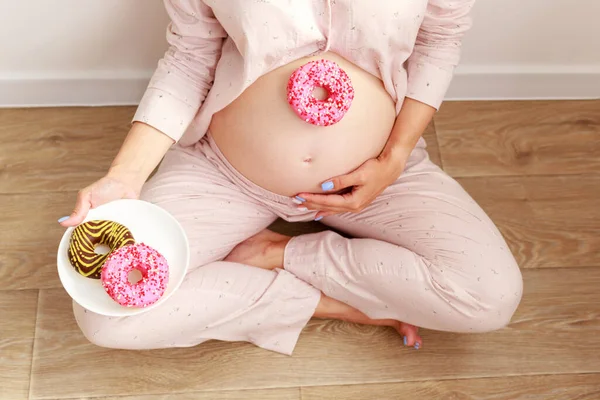 Pregnancy Unhealthy Eating Concept Pregnant Woman Tasty Donuts Close — Stok Foto