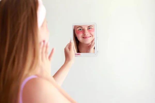 Woman Patches Her Eyes Looks Mirror — Stockfoto