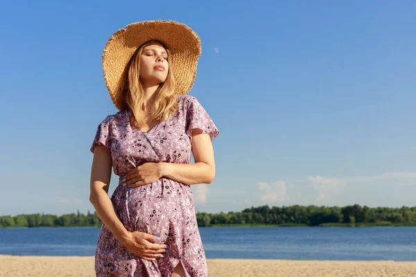 Pregnant Woman Straw Hat Beach — Stock Photo, Image