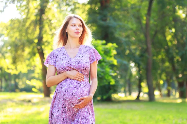 Pregnant Woman Park Looks Away — Stok Foto