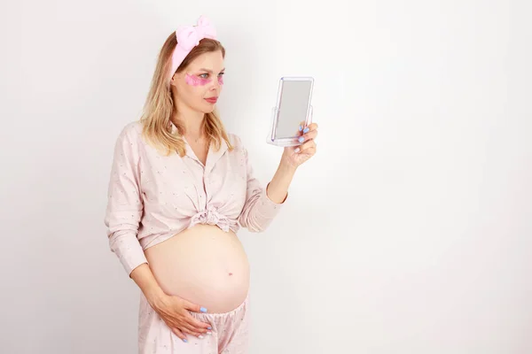 Pregnant Woman Pajamas Mirror White Background Mom Girls — 图库照片