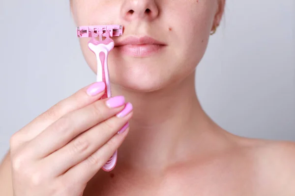 Close Woman Shaving Her Face Razor Face Epilation Laser Epilation — Stockfoto