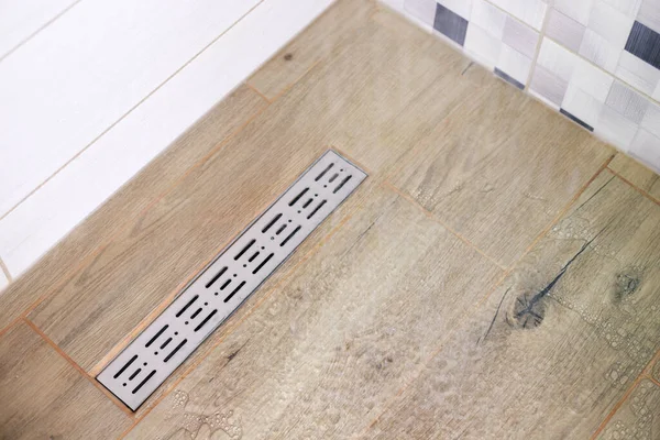 Modern duş, tamamen temiz zemin drenaj