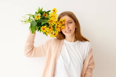 Açık arkaplanda çiçekli bir kadın portresi