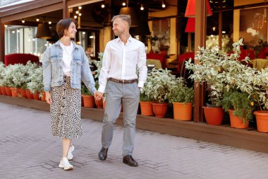 Bir kaç 30 yıl birlikte yürüyün ve el ele tutuşun