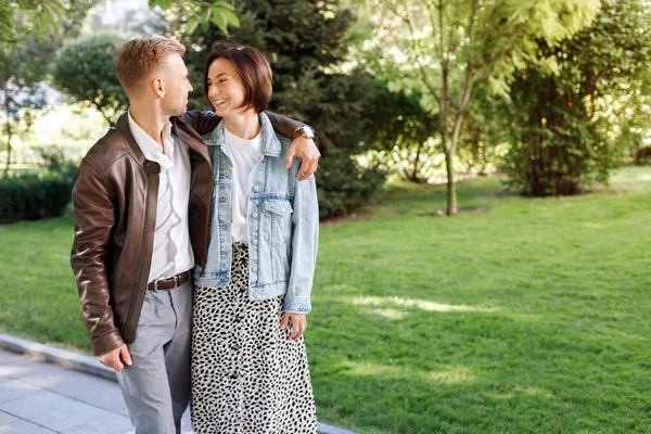 Couple Dans Trentaine Marche Dans Parc — Photo