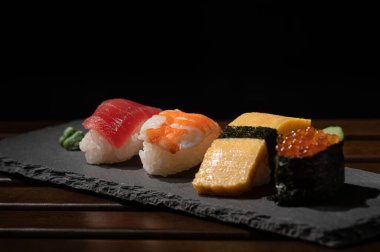 Japon suşisi (ton balığı, yumurta, karides, havyar) ve yeşil tomurcuk.