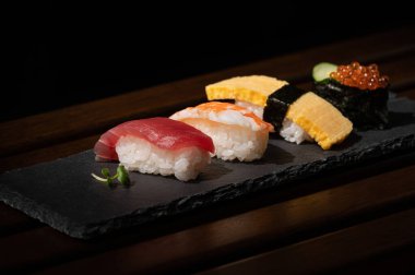 Japon suşisi (ton balığı, yumurta, karides, havyar) ve yeşil tomurcuk.