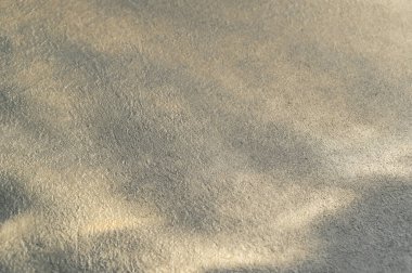 Melez açı altın arka plan koyu gri beton döşeme altın tozlu ve pürüzlü stil