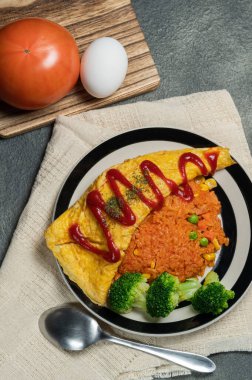 Ev yapımı Japon omleti (omlet) Japon tavuklu pilav, brokoli ve koyu arkaplan.