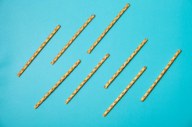 Dalga tarzıyla mavi arkaplanda tuzlanmış buğday çubuğu.