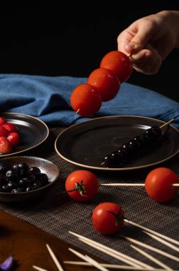 Geleneksel Çin yemeği olan Tanghulu, gevrek şeker kaplı meyve, domates, çilek, yabanmersini, armut anlamına gelir ve genellikle festivalde gösterilir..