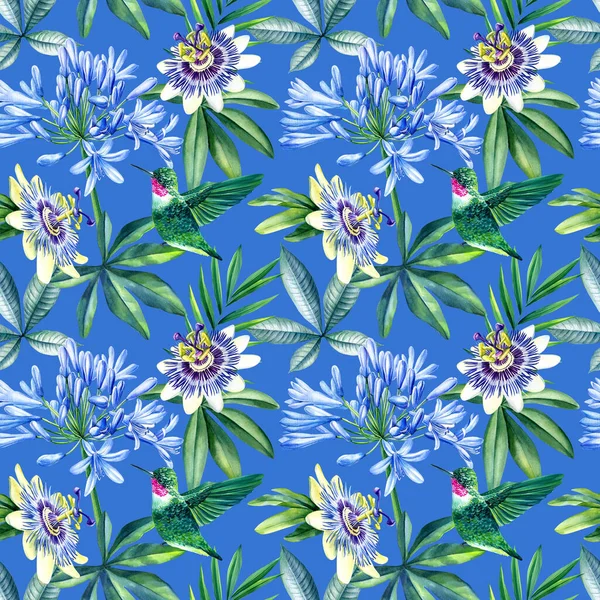 水彩のシームレスなパターン ハチドリ 熱帯の葉やパッションフラワーの花 青の背景 高品質のイラスト — ストック写真