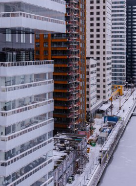 Gökyüzünü dolduran gökdelenler Sjovikskajen Liljeholmen, Stockholm, Sverige
