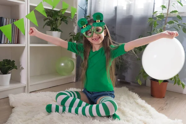 Ένα Κορίτσι Αστεία Πράσινα Γυαλιά Φοράει Ένα Πράσινο Μπλουζάκι Χαμογελάει Royalty Free Εικόνες Αρχείου