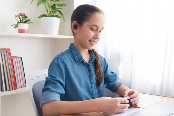 Une Adolescente Brune Chemise Denim Utilise Casque Sans Fil Pour — Photo