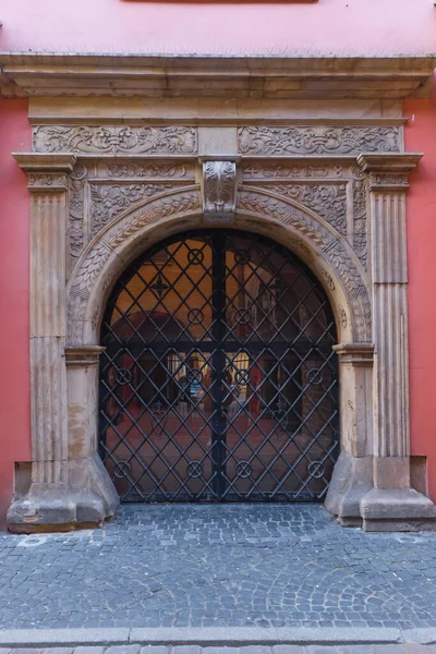 Poznan-Gurka Palace, entrance to the courtyard. Vintage wrought iron gates in vintage style in the center of a tourist town. — Stock Photo, Image