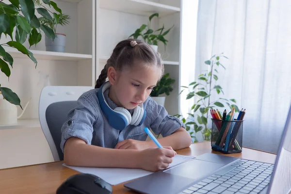 Gri Tişörtlü Yaşında Bir Kız Evde Bilgisayar Başında Çalışmak Için — Stok fotoğraf