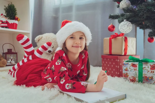 Καλά Χριστούγεννα Και Καλές Γιορτές Ένα Μικρό Χαρούμενο Κορίτσι Ντυμένο Royalty Free Φωτογραφίες Αρχείου