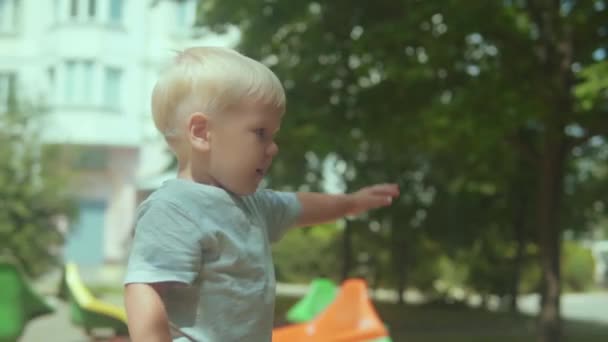 Anak Kecil Dengan Rambut Pirang Melambaikan Tangannya Bye — Stok Video