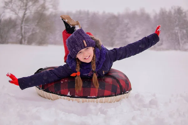Κορίτσι Ξαπλωμένο Ένα Σωλήνα Ένα Χιονισμένο Δάσος Και Γελάσει — Φωτογραφία Αρχείου