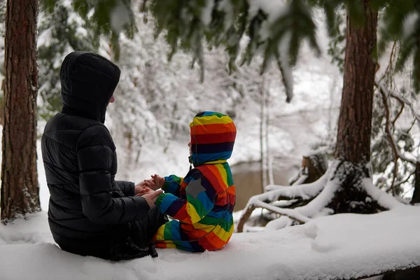 Mamma Bambino Sedersi Una Panchina Una Panchina Foresta Innevata — Foto Stock