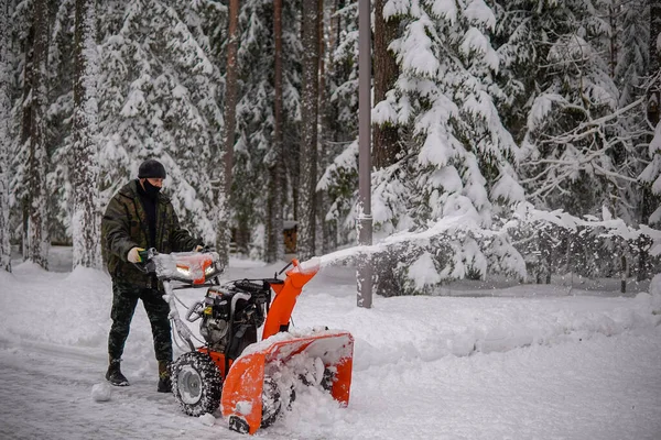 Homem Remove Neve Com Ventilador Neve Fundo Uma Floresta Nevada — Fotografia de Stock
