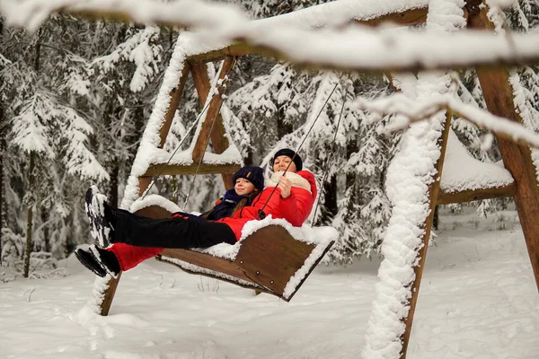 Μαμά Και Κόρη Κάθονται Μια Κούνια Ένα Χιονισμένο Δάσος — Φωτογραφία Αρχείου