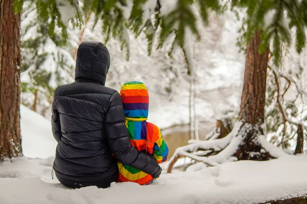 Μαμά Και Μωρό Κάθονται Ένα Παγκάκι Ένα Χιονισμένο Παγκάκι Του — Φωτογραφία Αρχείου