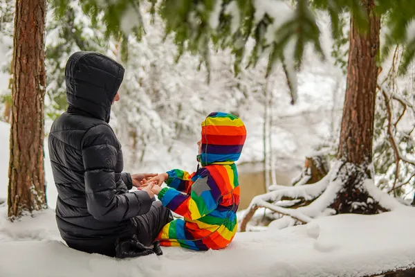 Μαμά Και Μωρό Κάθονται Ένα Παγκάκι Ένα Χιονισμένο Παγκάκι Του — Φωτογραφία Αρχείου