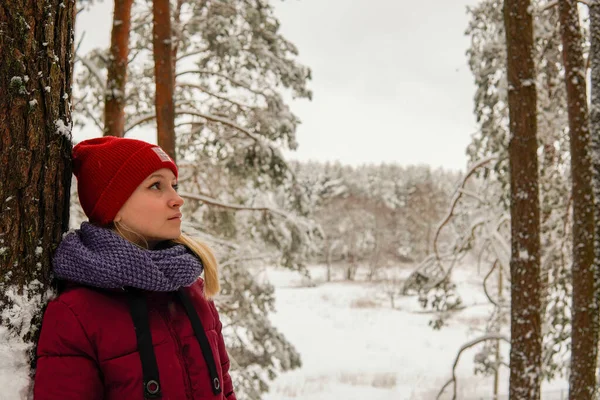 Portrait Une Ado Blonde Vêtue Une Veste Rouge Dans Une Images De Stock Libres De Droits