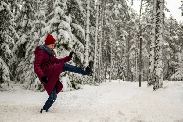 Κορίτσι Κόκκινο Μπουφάν Που Κλωτσάει Χιόνι Στο Χειμερινό Δάσος Υψηλής — Φωτογραφία Αρχείου