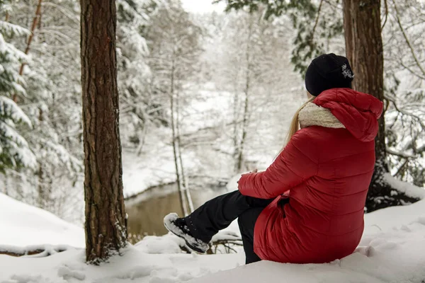 Una Donna Che Sieda Una Panchina Nella Foresta Invernale Alta — Foto Stock