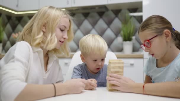 Çocuklar Evdeki Tahta Blokları Kaldırmak Için Kule Oynuyorlar Kız Erkek — Stok video