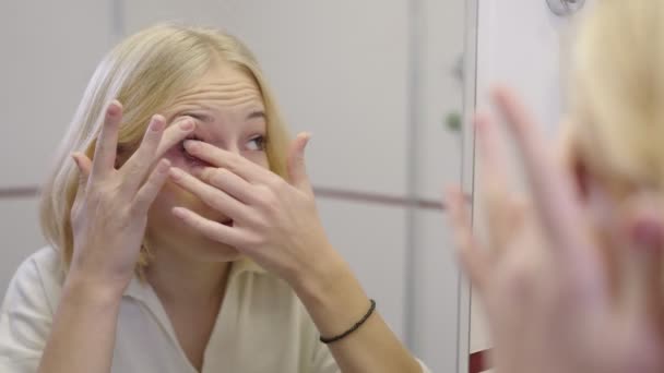 Blonde Teen Girl Removes Contact Lenses Her Eyes Eyes Hurt — Vídeo de Stock