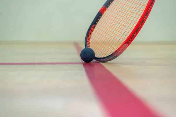 Raquete Squash Bola Estão Chão Madeira Entre Linhas Que Dividem — Fotografia de Stock