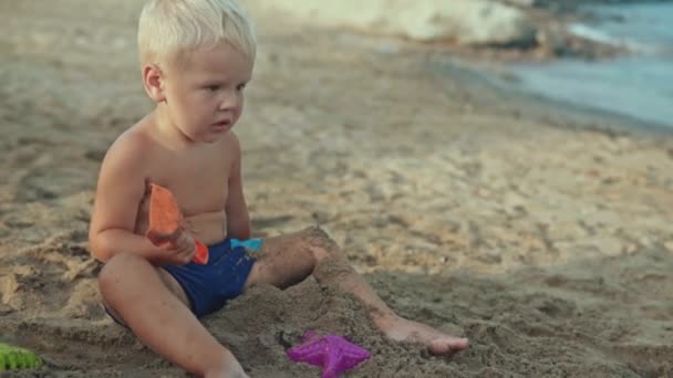 Little Boy Sits Sand Sea Plays Sand — Stockvideo