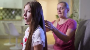 Annem akşamları kanepede oturmuş kızının koyu saçlarını tarıyor..