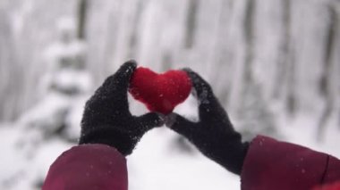 Sarışın genç kız sanal gerçeklik gözlüklerini çıkardı ve çok şaşırdı..