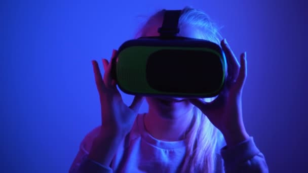 Blonde Teen Girl Takes Virtual Reality Glasses Very Surprised — Vídeo de Stock