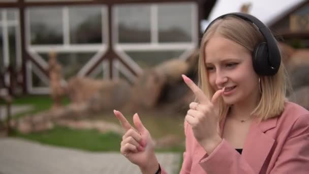 Blonde Adolescent Fille Assis Sur Banc Parc Écouter Musique Avoir — Video