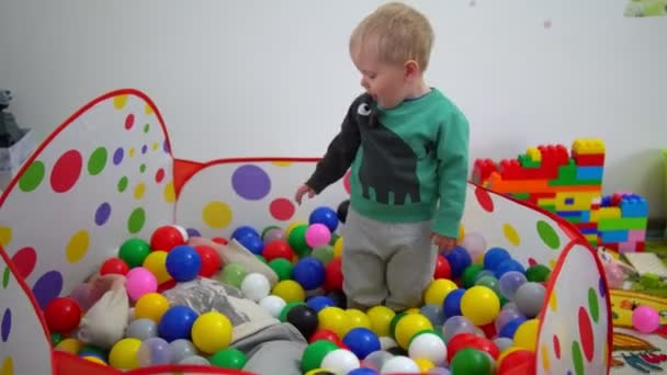 Kleine Jongen Speelt Een Droog Zwembad Met Ballen Gooit Naar — Stockvideo