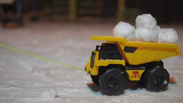 Camion Jouet Avec Boules Neige Dans Neige Nuit Image En Vente