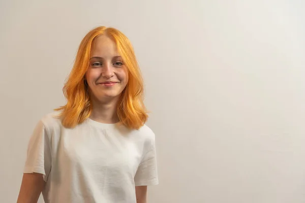 Portrét Dospívající Dívky Rudými Vlasy Bílém Tričku Světlém Pozadí — Stock fotografie