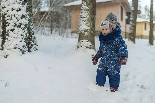Μικρό Αγόρι Περπατά Χειμώνα Στο Χιονισμένο Δάσος — Φωτογραφία Αρχείου
