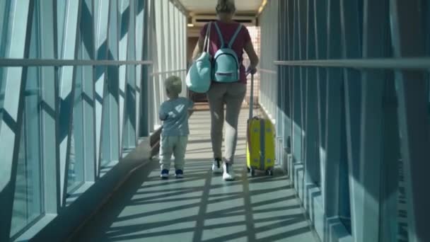 Ibu Dan Bayi Bandara Untuk Naik Pesawat — Stok Video